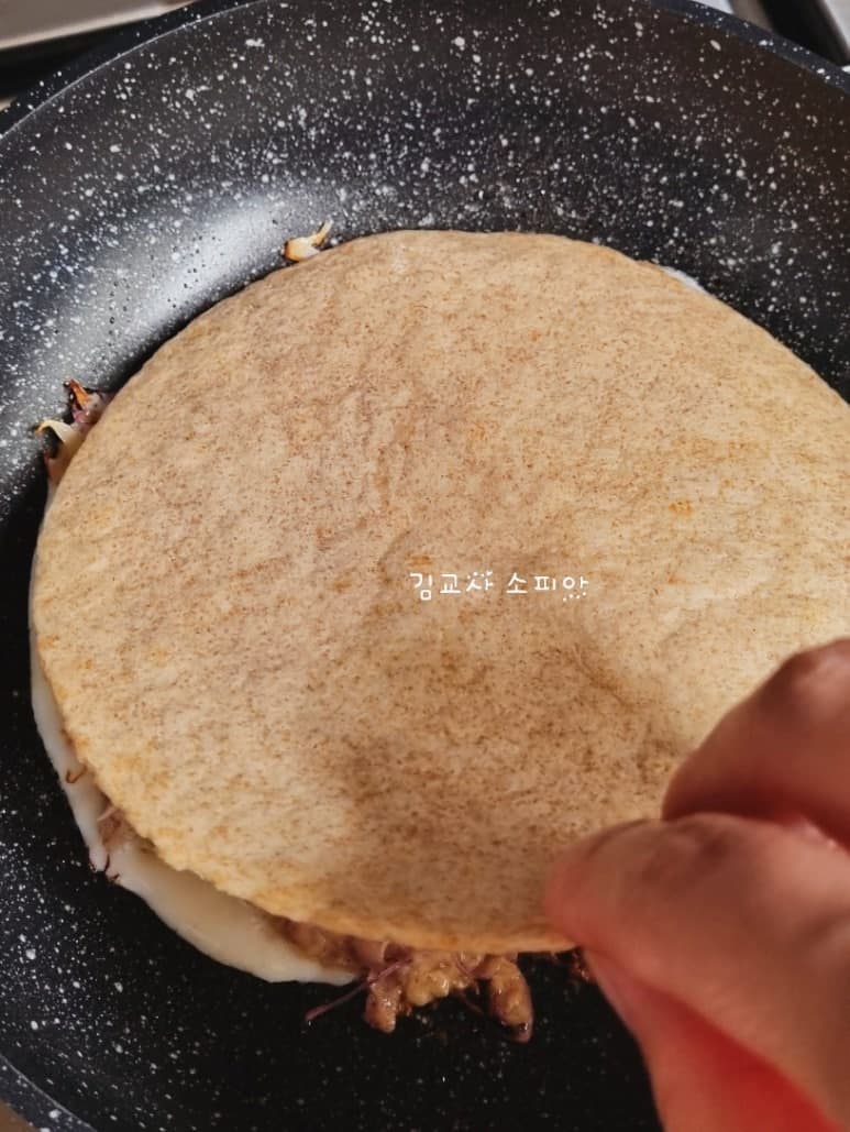 지금 안 보면 손해입니다! 10분 완성 통밀 또띠아 3종 레시피 🍕🌿🌶️ 바질부터 피자맛까지 비교했습니다.