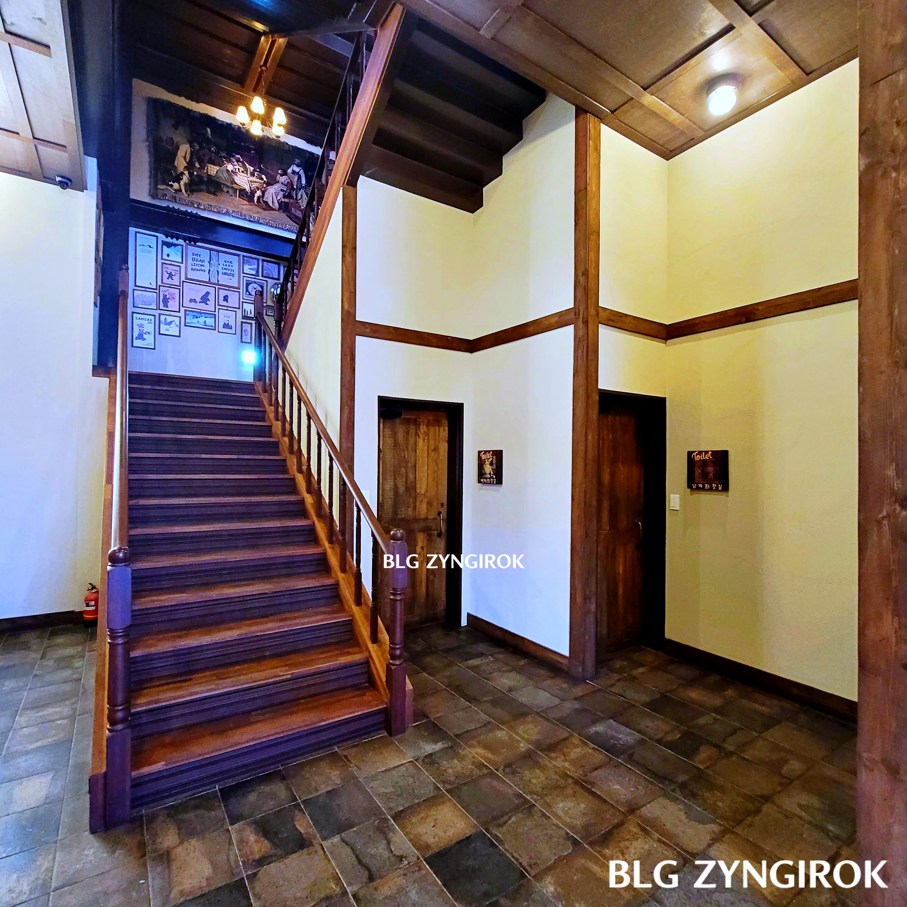 양주 카페 럿지 LODGE 계단 입구 모습이다.