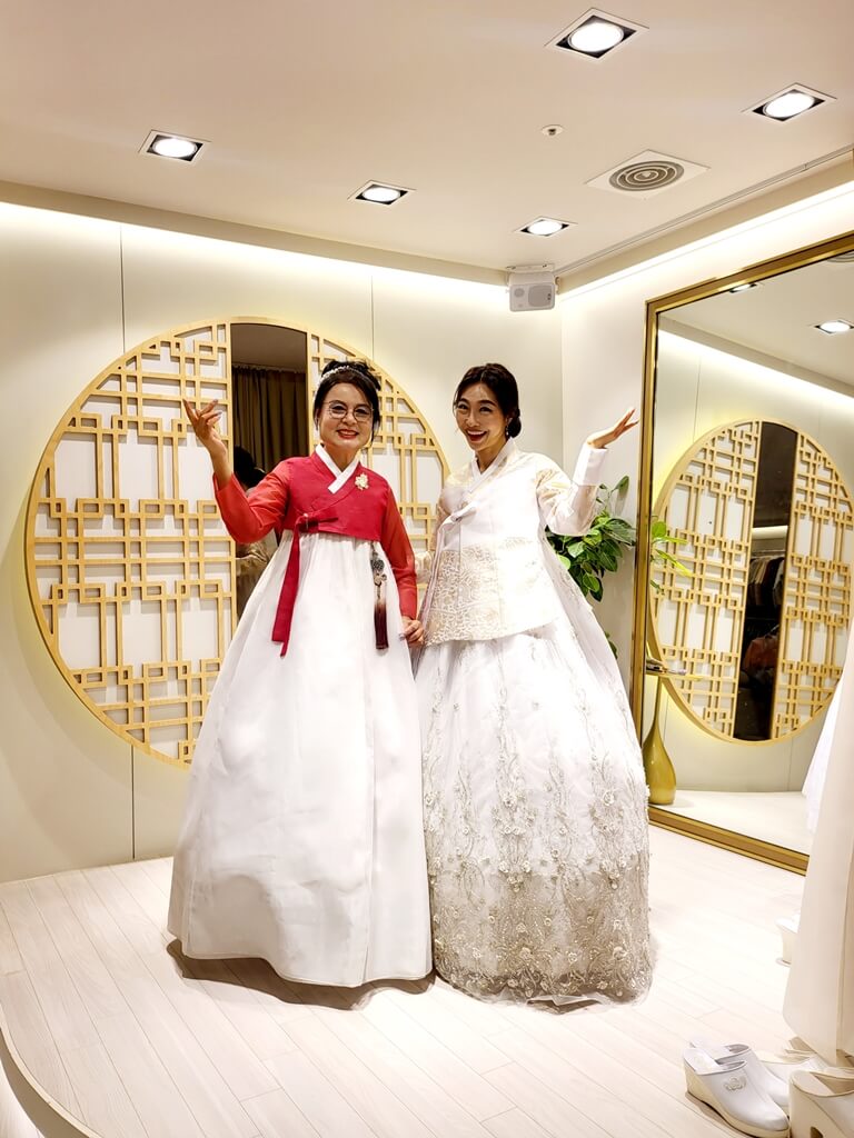 '박수현우리옷남양주점'에서 이남지 시인(좌), 이선율 박사(우)