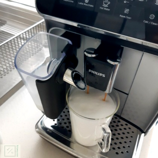 스팀밀크 위에 에스프레소가 추출되고 있습니다.