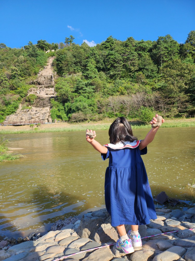 물가에서 노는 아이