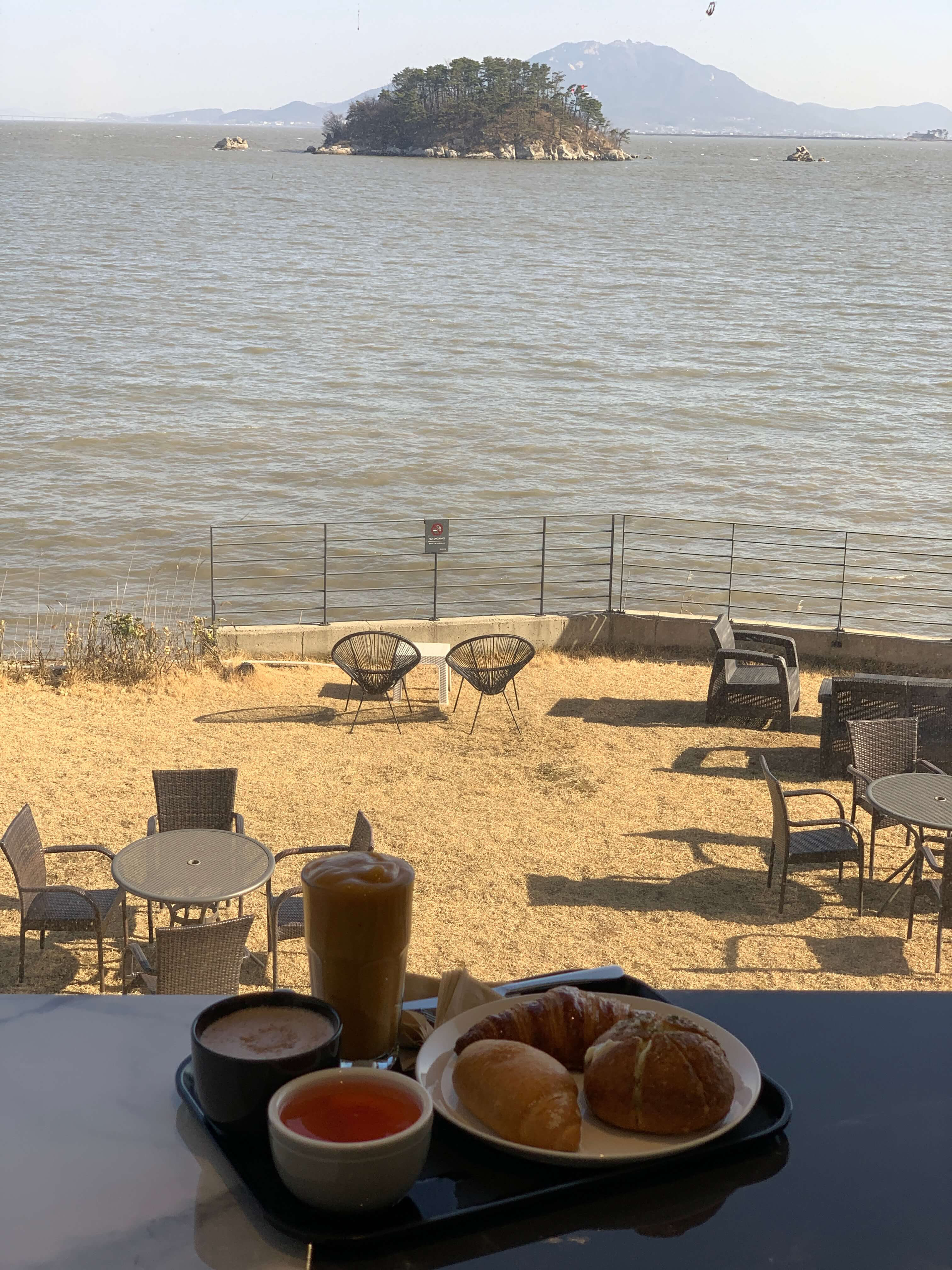 음료, 빵과 바다뷰