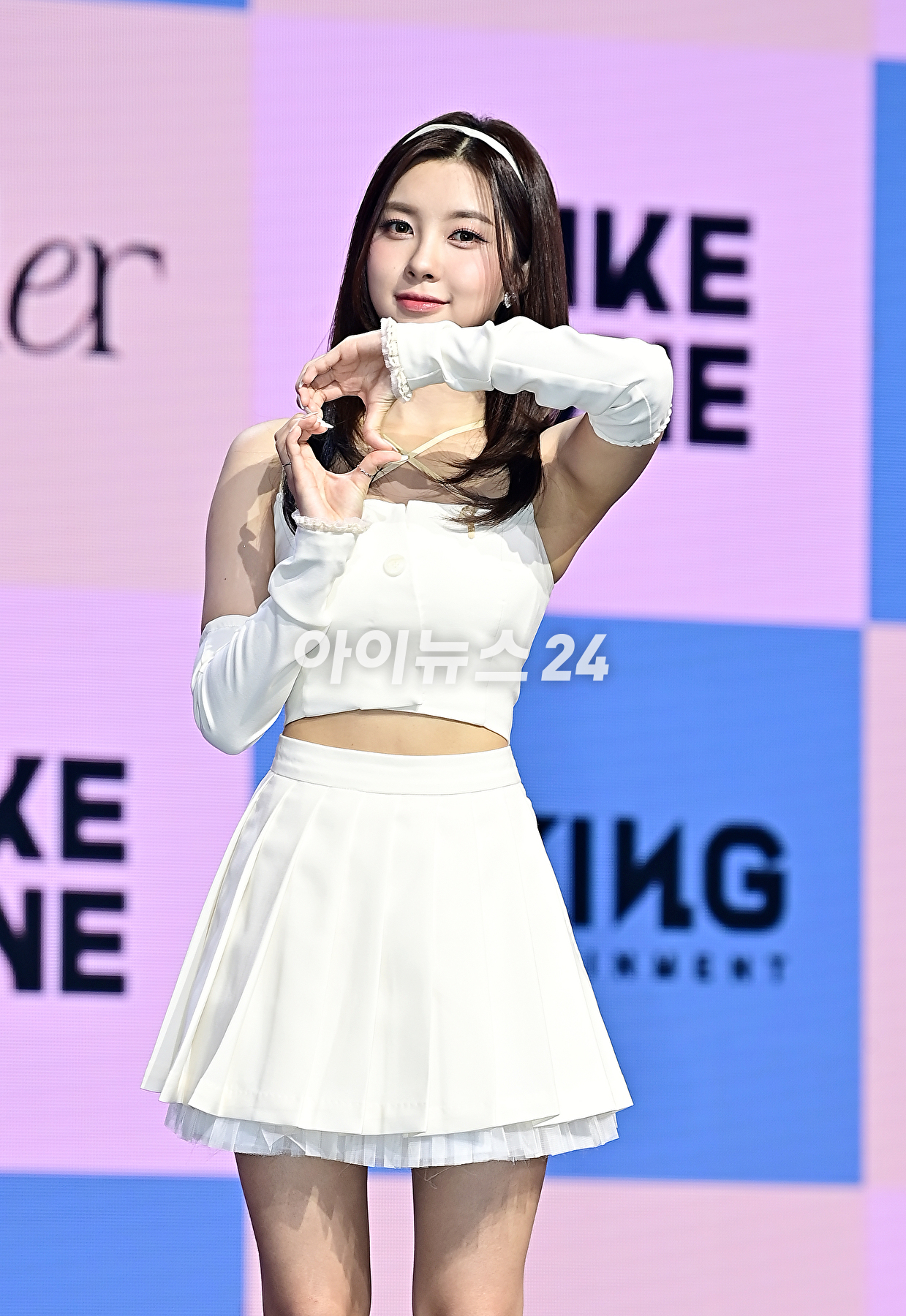 걸그룹 케플러(Kep1er) 김다연이 25일 오후 서울 광진구 예스24 라이브홀에서 열린 다섯 번째 미니앨범 'Magic Hour' 쇼케이스에서 포토타임을 갖고 있다. [사진=곽영래 기자]