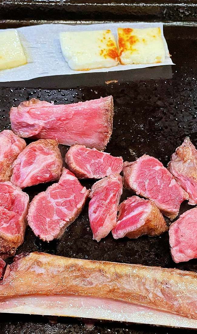 볏짚 훈연 흑소 통뼈 소갈비 숯불구이 이유있는 맛쓰리 우대갈비 안양 범계 맛집 추천