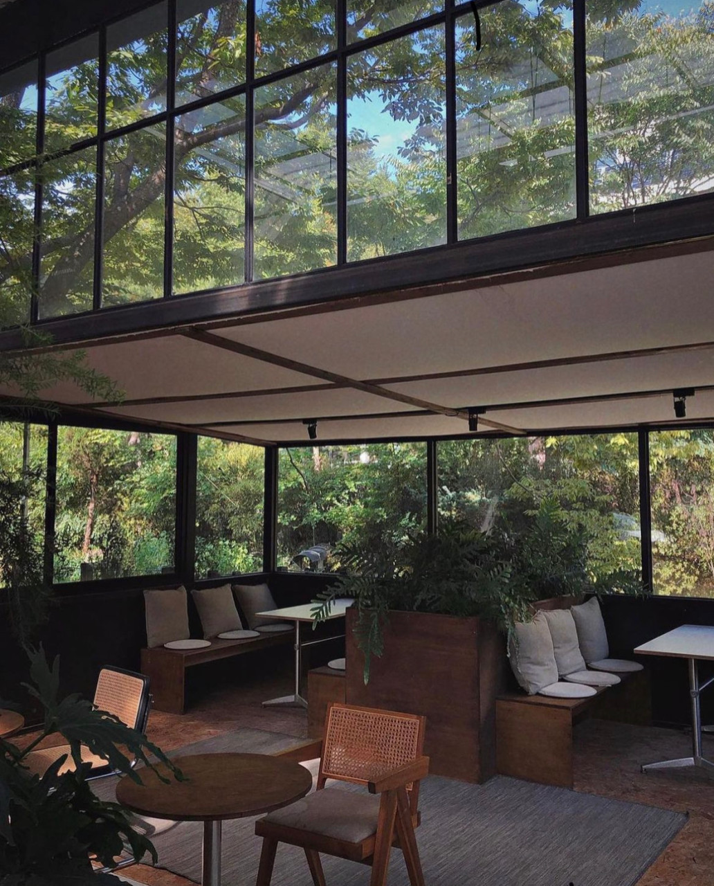 '카페 산 아래' 내부 사진