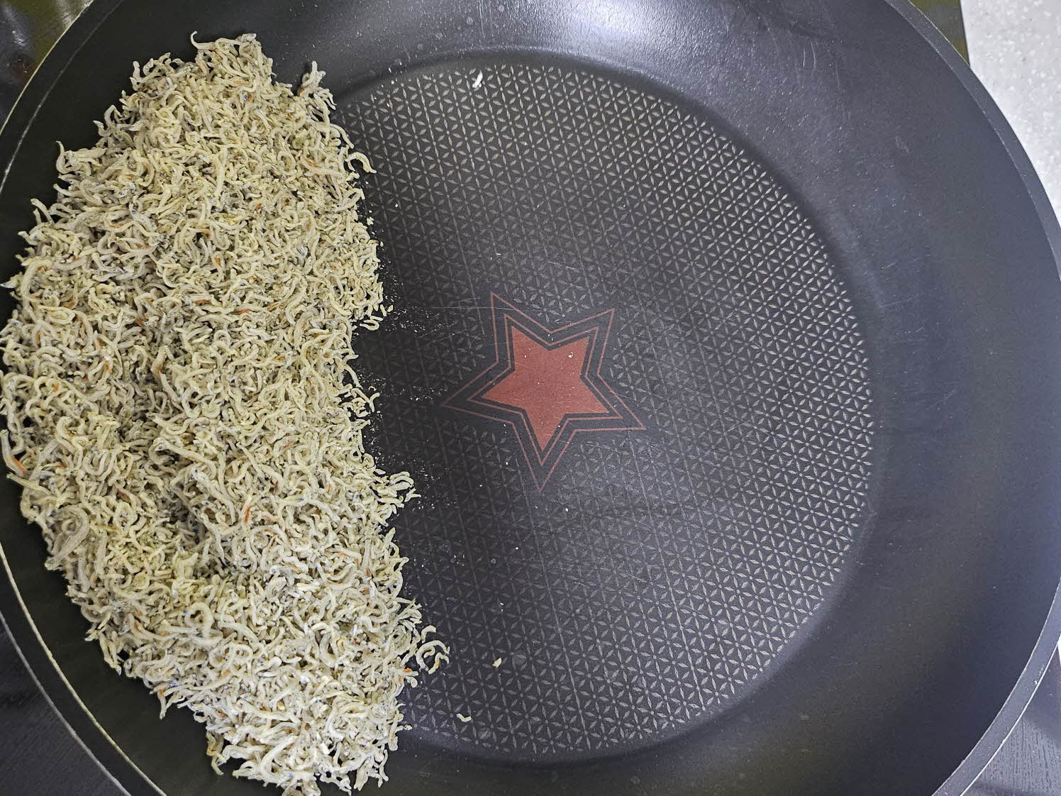 큰팬-볶은멸치-한쪽 가장자리