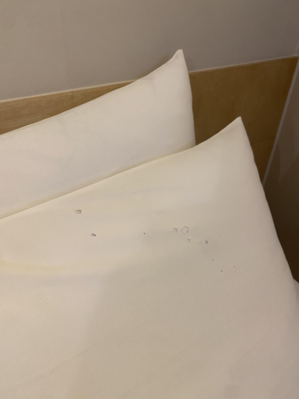 구멍뚫린 베개커버