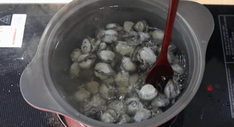 한 방향으로 저어가며 삶아지는 꼬막