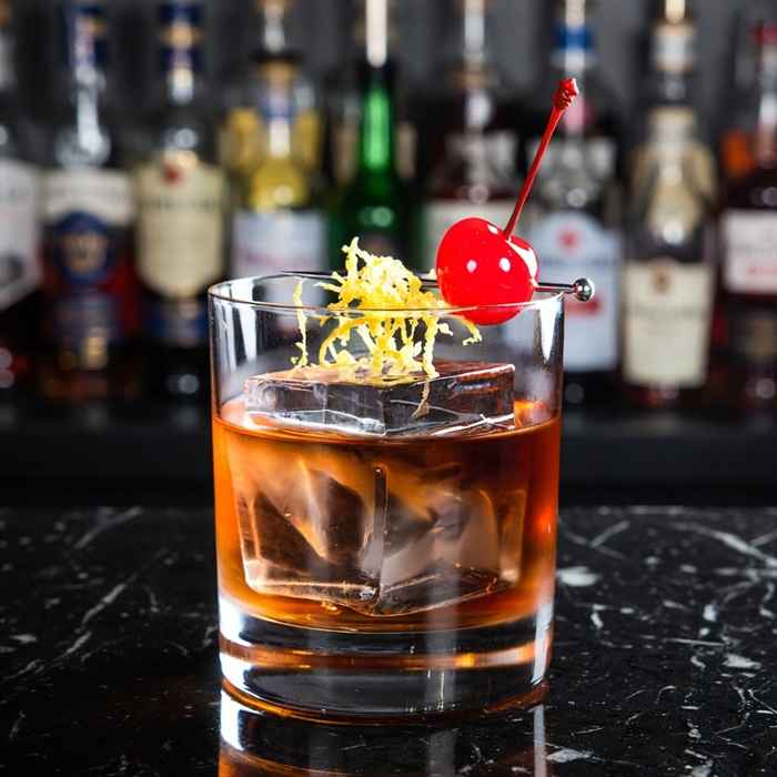 레몬 필과 체리로 장식된 묵직하고 우아한 앰버색 뷰 카레 완성 사진