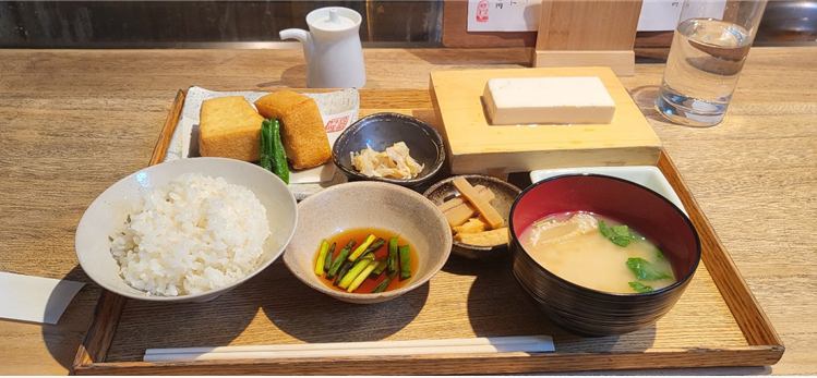 명물 키누아게 테에쇼쿠, 두부튀김정식