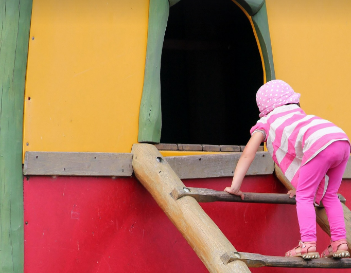 운동장 사다리 타고 올라가는 아이