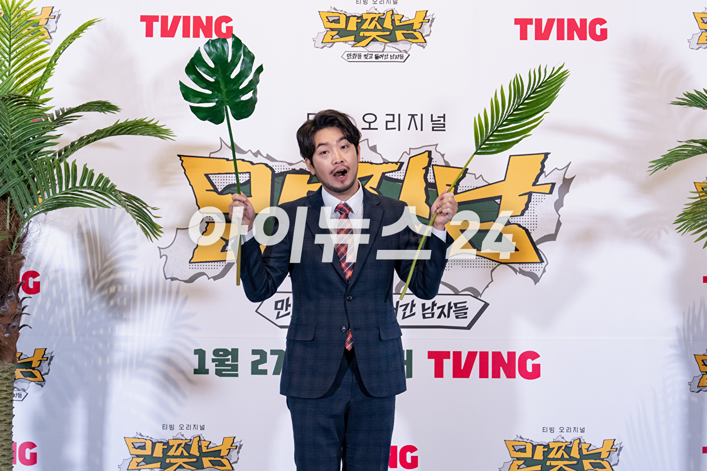 만화가 이말년이 27일 온라인으로 진행된 티빙 오리지널 예능 '만찢남' 제작발표회에 참석해 포즈를 취하고 있다. [사진=티빙]
