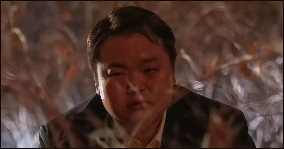 의심스러운 택시기사를 바라보는 경래