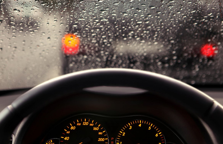 장마철 자동차