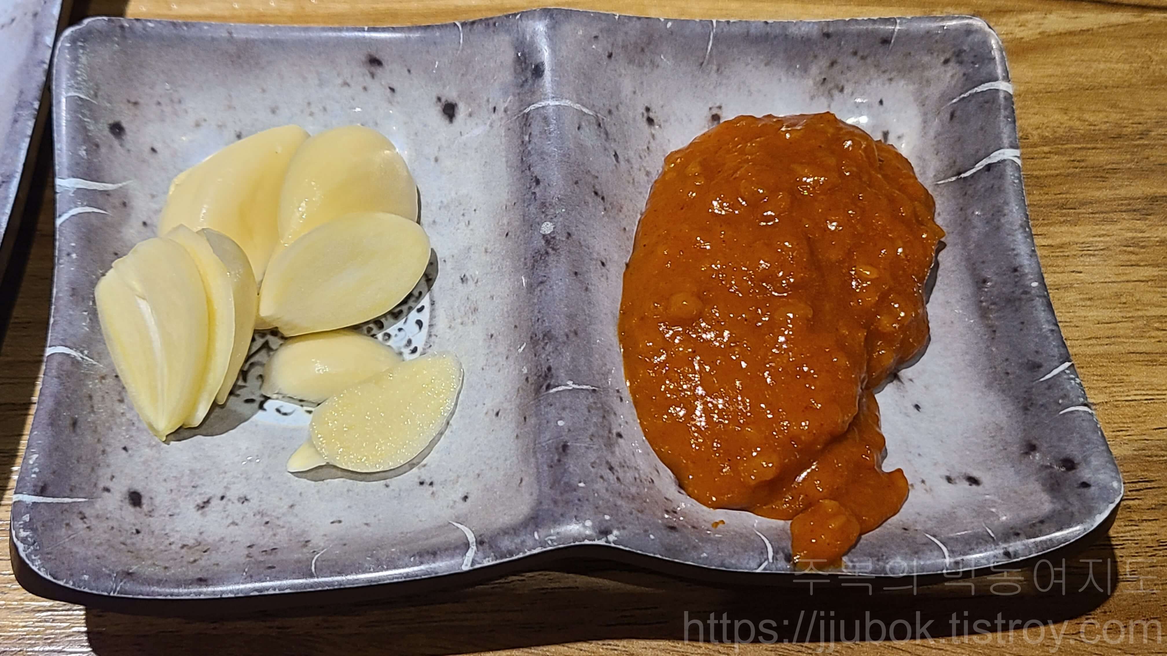 족이맛있는-사또족발-밑반찬-마늘-쌈장