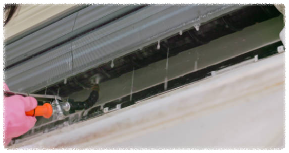 에어컨 내부 곰팡이를 제거하는 모습