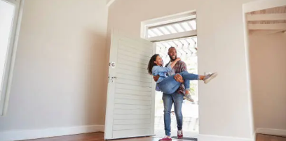 신혼 집에 들어와 행복한 부부