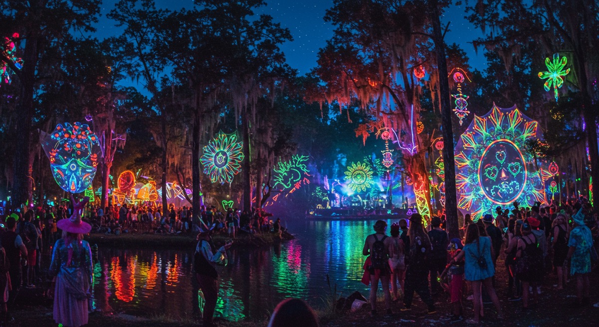 밤에 화려한 조명과 예술 작품으로 가득한 수완니 훌라윈 페스티벌의 스피릿 레이크 전경