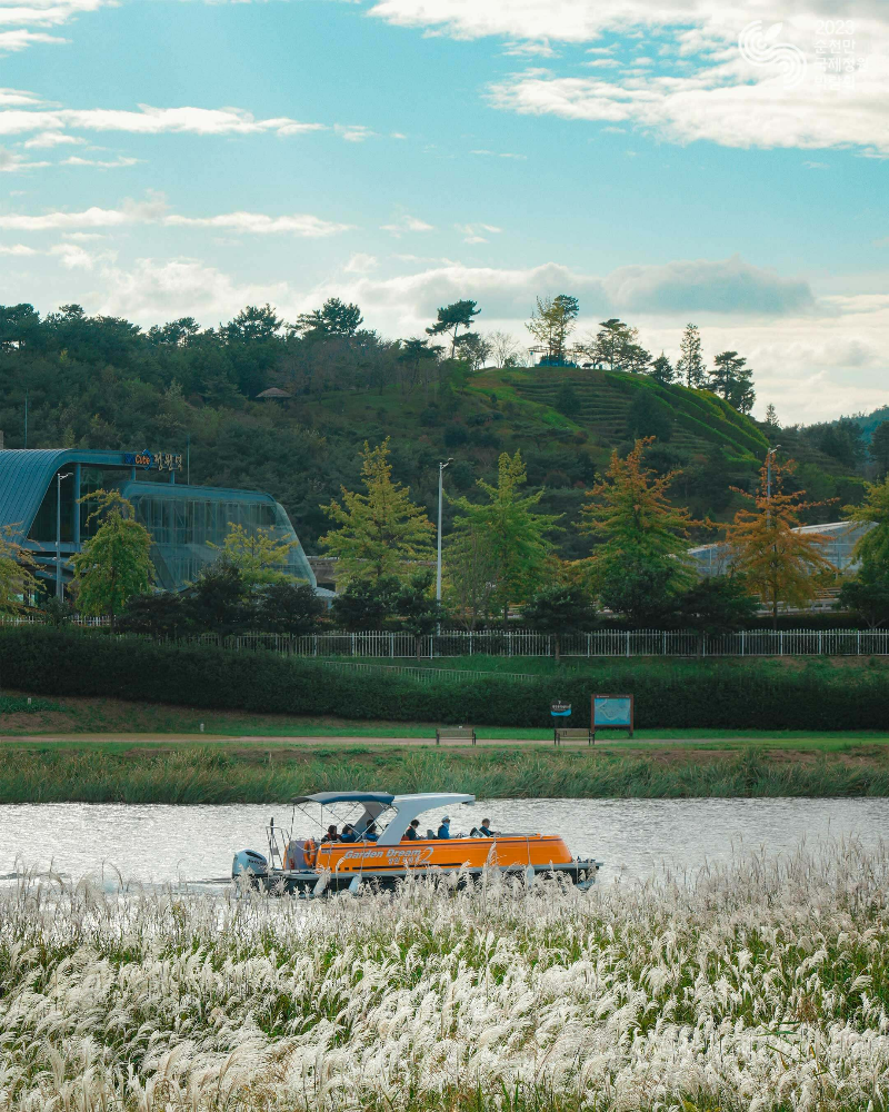 갈대밭-뒤로-보이는-정원드림호