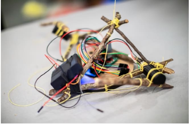 나뭇가지로 만든 스틱봇 VIDEO StickBot: A Robot Made of Sticks