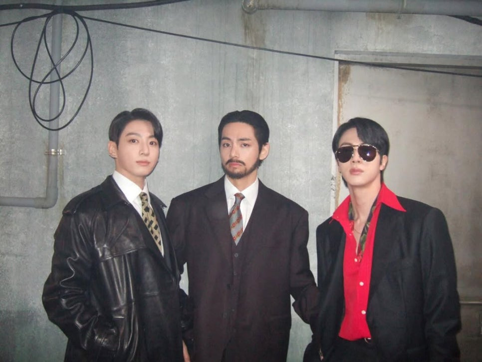 방탄소년단 멤버들 중 정국, 뷔, 진 이 2.0 뮤직비디오를 찍고 포즈를 취함
