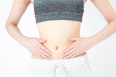 배를 만지는 여성