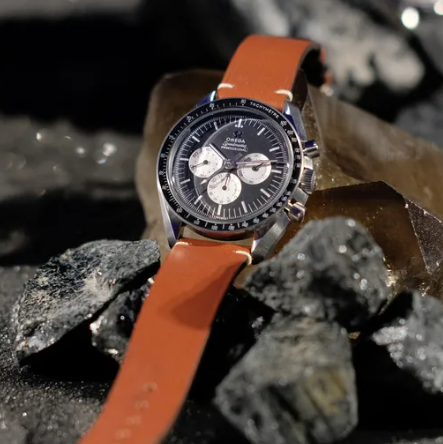 오메가의 가장 상징적인 모델 중 하나는 바로 "스피드마스터(Speedmaster)"입니다.