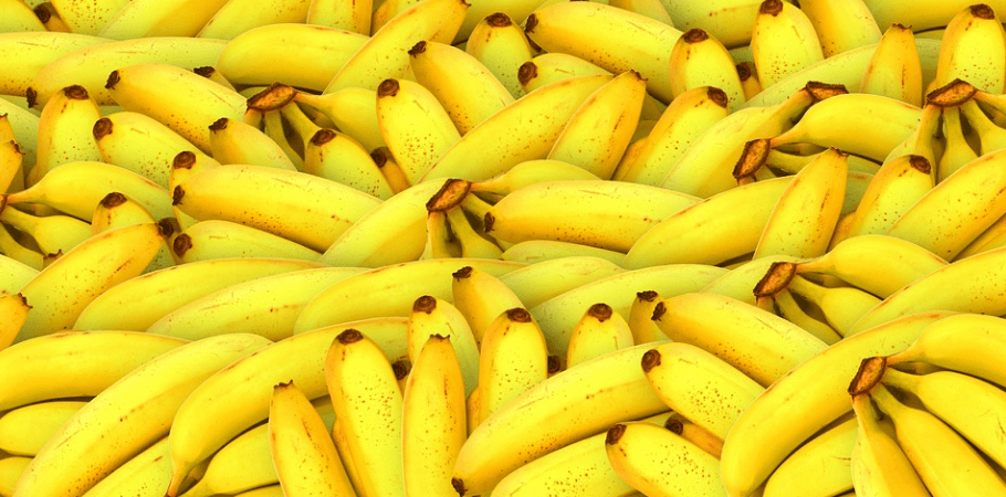 바나나가 잔뜩 쌓여 있다