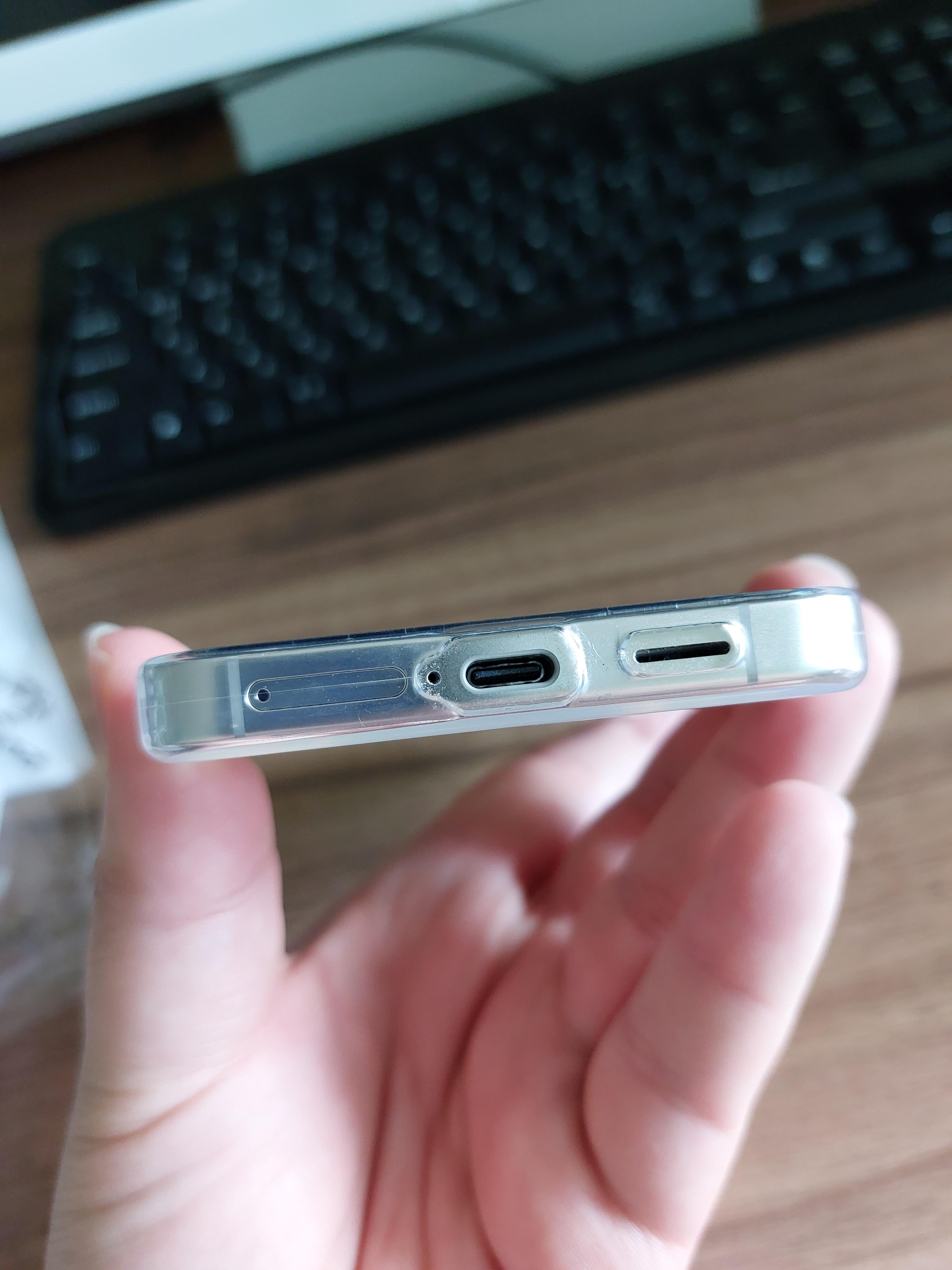 갤럭시 S24 상어 젤리케이스 하단 충전부 부분