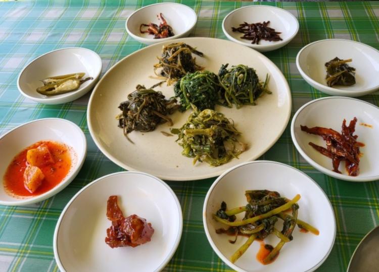 식객 허영만 백반기행 169회 표창원 편 주인장이 직접 캔 7가지 나물로 만든 산채비빔밥 강원 화천 비수구미 마을 맛집 소개