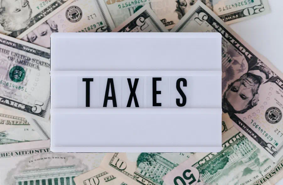 TAXES라는 문구가 보이는 이미지