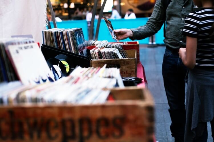 음반을-판매하고있는-상인