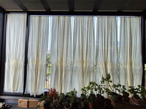 묶었던 커튼 모두 풀어서 햇빛 차단 효과 높이기 - 조금의 구김이 생긴다