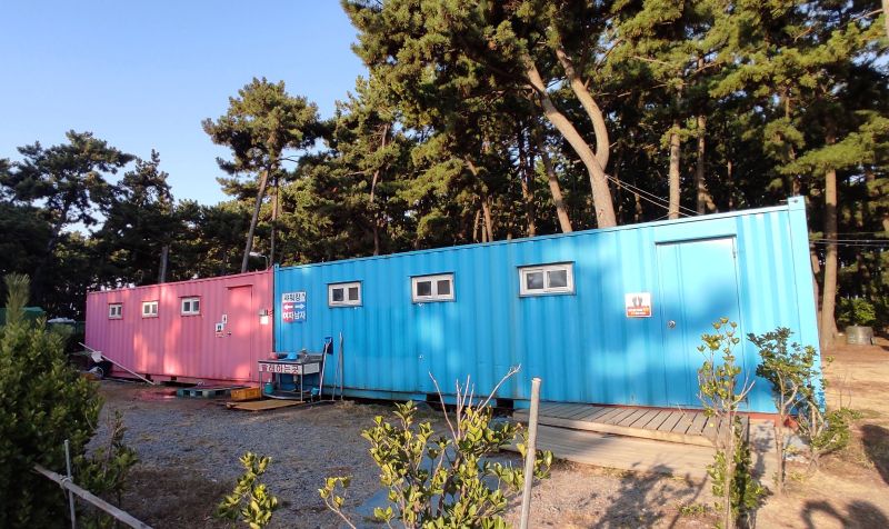 화장실 바로 옆에 똑같은형태로 만들어진 샤워시설