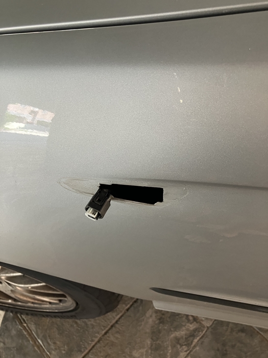 사이드 마커 탈거 후 남은 자동차 측면 소켓 모습