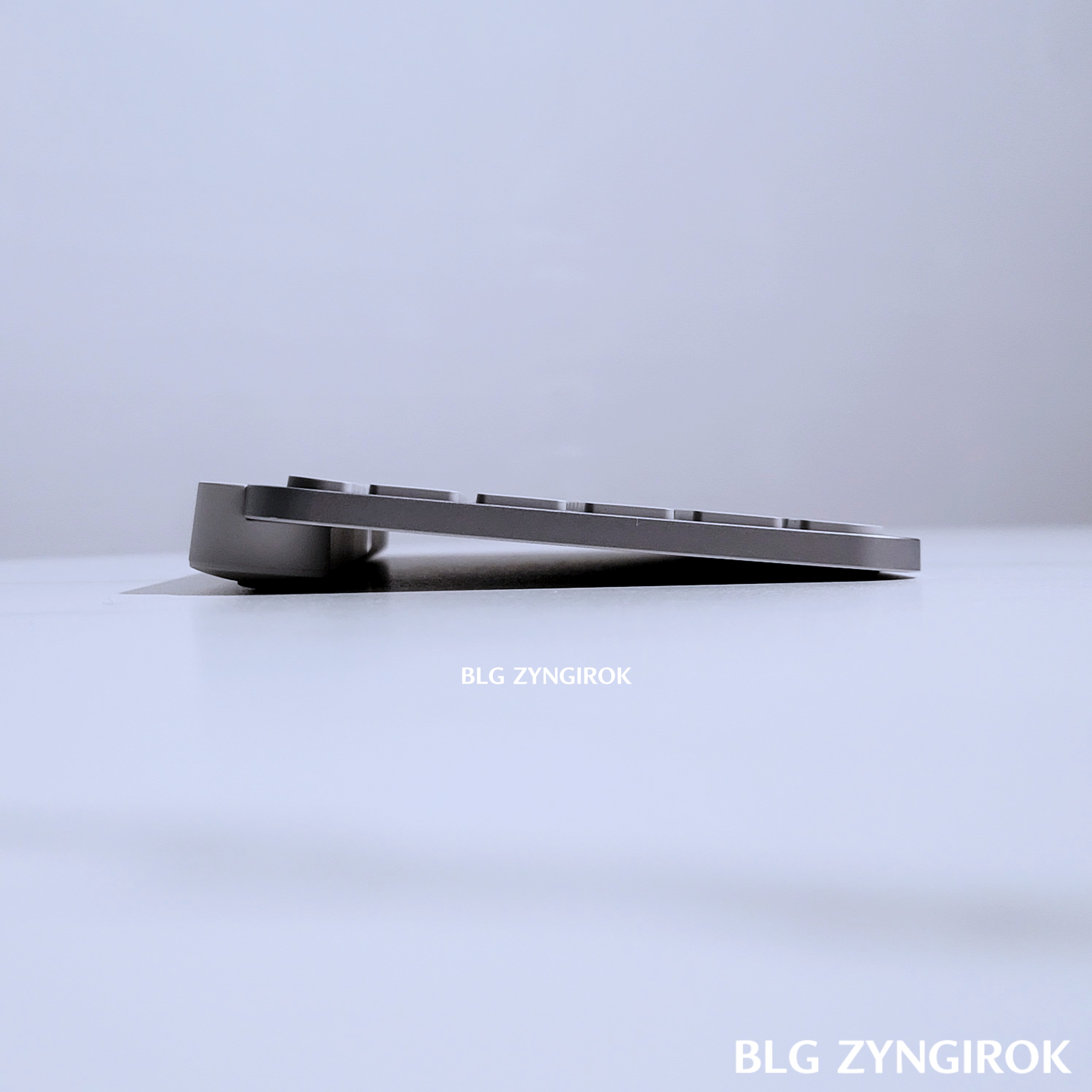 로지텍 MX Keys MINI 옆면 모습이다. 윗부분이 높아서 경사를 이루고 있는 모습이다.