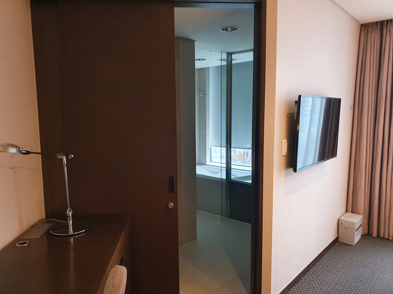 화장실-입구-옆-벽면-TV