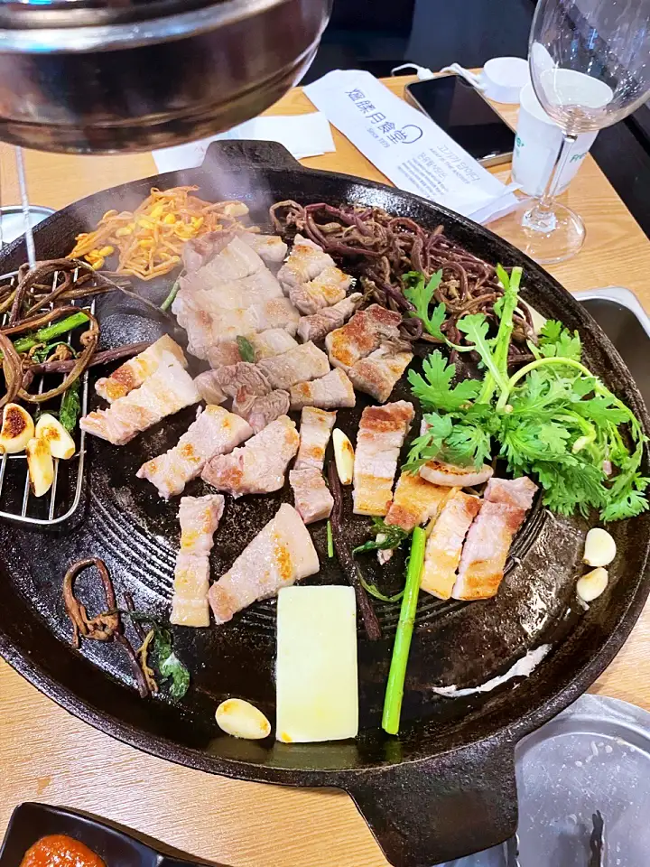 서초 반포 식당 묵은지 관자 돼지 삼합 솥뚜껑에 구운 흑돼지 맛있으면 0칼로리 맛집 추천