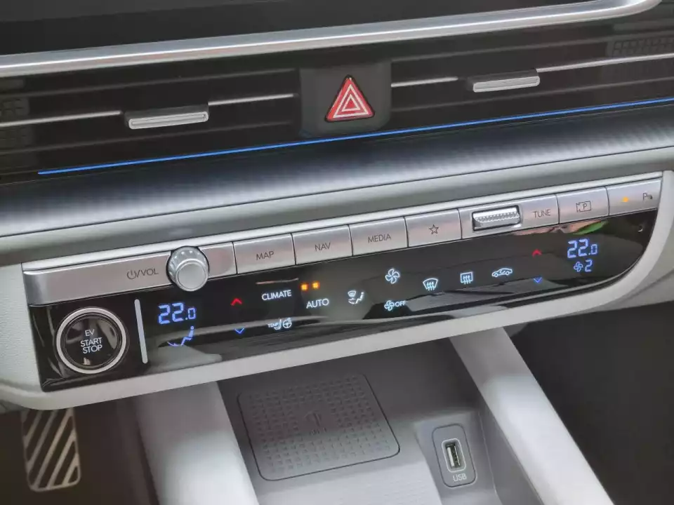 아이오닉 6의 공조기는 아이오닉 5랑 거의 같습니다.