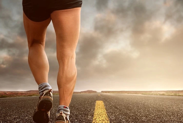 남자가 조깅을 하며 운동하고 있는 사진입니다.