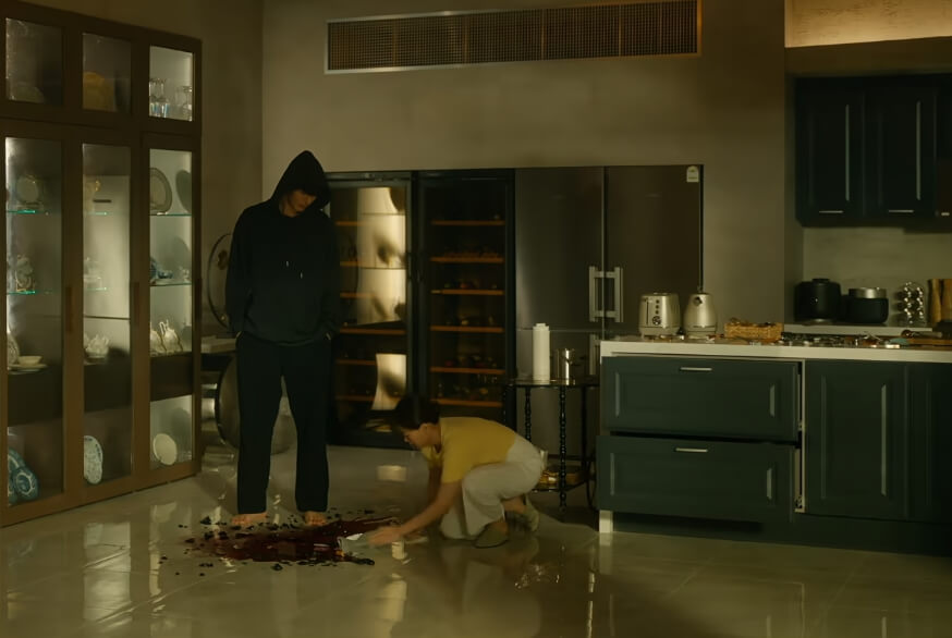 깨진 와인병을 치우는 도다해