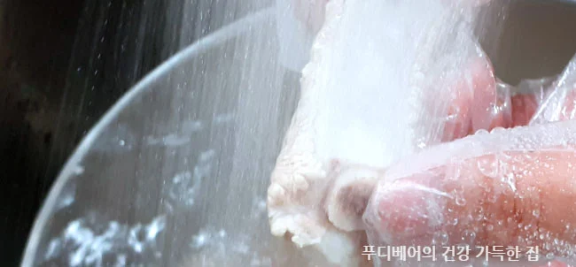 등갈비를-깨끗이-씻음