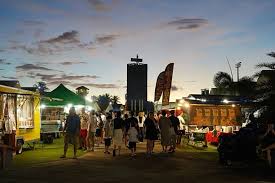 왼쪽은 야시장 사진과 차모로 BBQ 립 사진