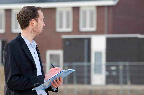 감정평가사가 자산의 가치를 객관적으로 산정해서 평가하고 있다.