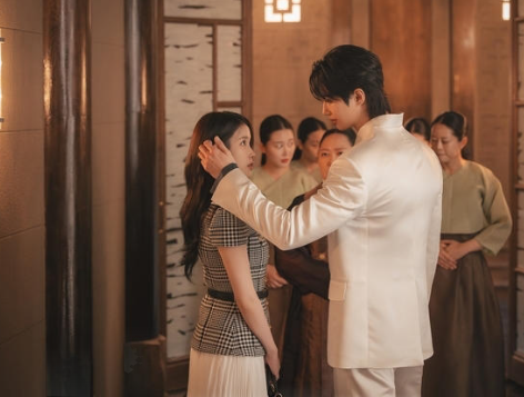 대군부인’ 아이유, 달걀 테러당했다