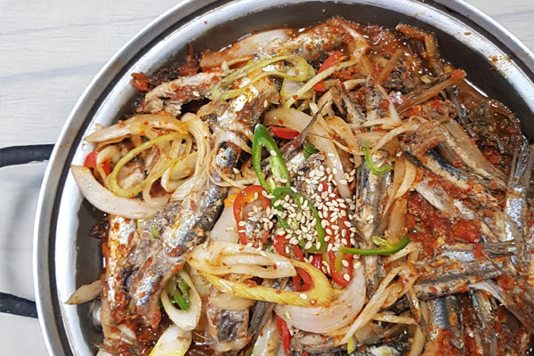 고소한 멸치와 신선한 채소를 쌈으로 즐기는 남해의 대표적인 향토 음식인 멸치쌈밥.