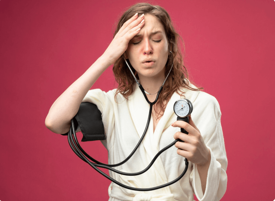 혈압을 재는 여성