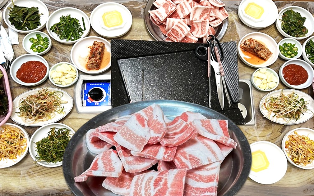 두툼하게 썰려 나오는 홍성 덕성식당의 국내산 냉동삼겹살