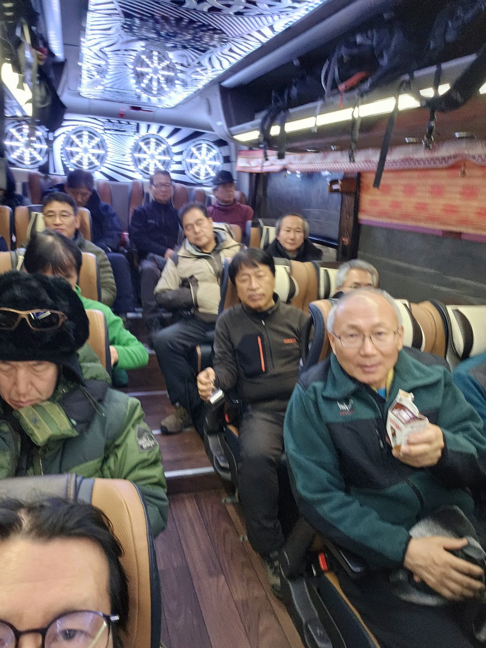 버스 두 대로 움직인 단체산행 선자령은 늘 그렇듯
서울의 날씨와 전혀 다른 얼굴로 우리를 맞이했다