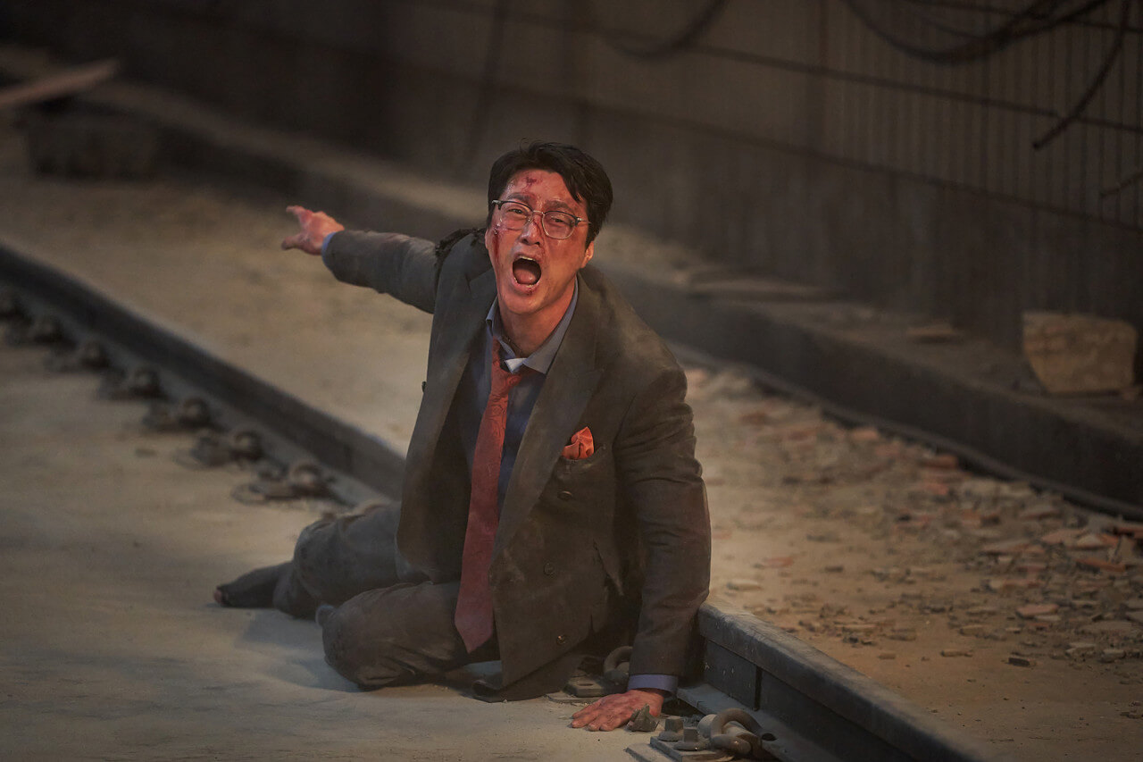 영화 전지적 독자 시점 쿠키 영상에 등장한 독자의 직장 상사 한명오가 지하철 선로에 쓰러진 채 절규하는 모습